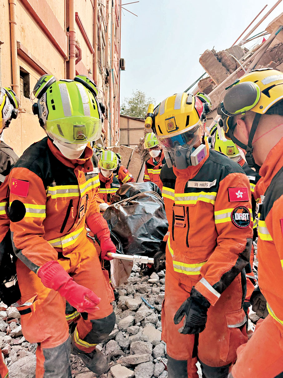 ●香港特區救援隊在酷熱與餘震的風險下爭分奪秒。 受訪者供圖