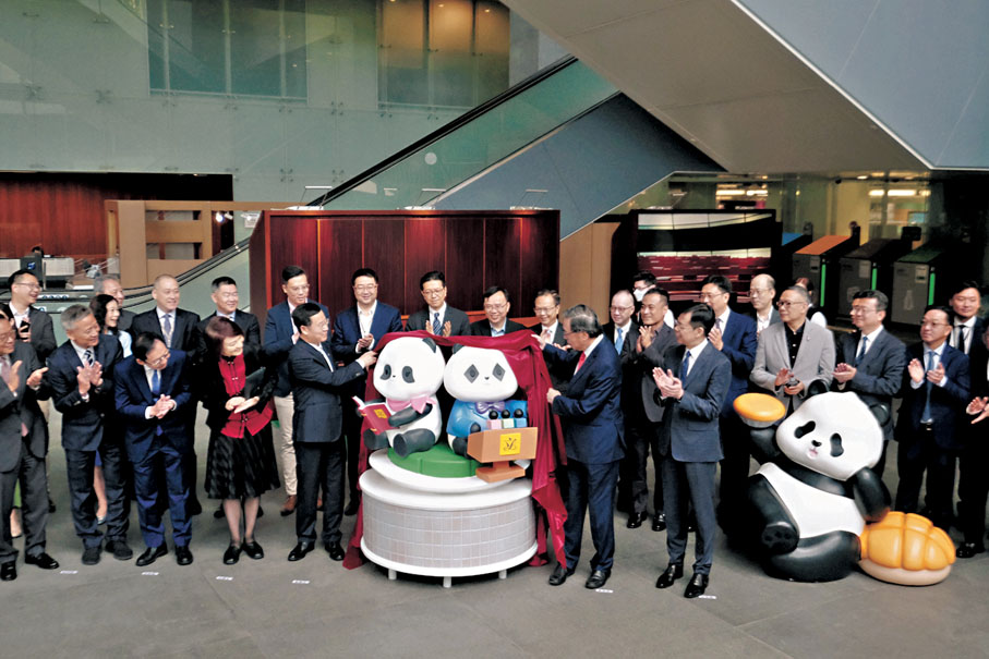 ●圖為大熊貓雕塑歡迎儀式。 香港文匯報記者涂穴  攝