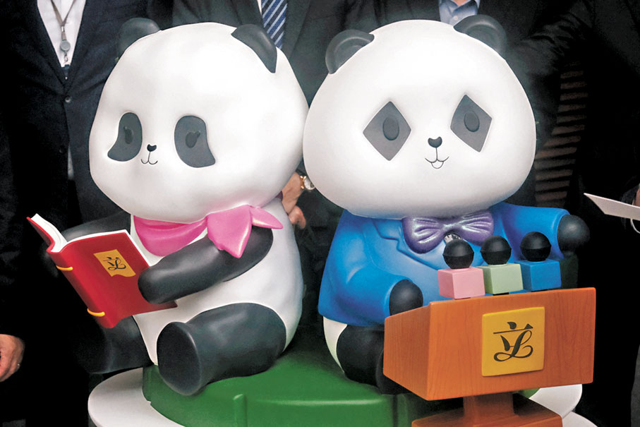 ●大熊貓雕塑昨日起在立法會大樓地下大堂長期展出。  香港文匯報記者涂穴  攝