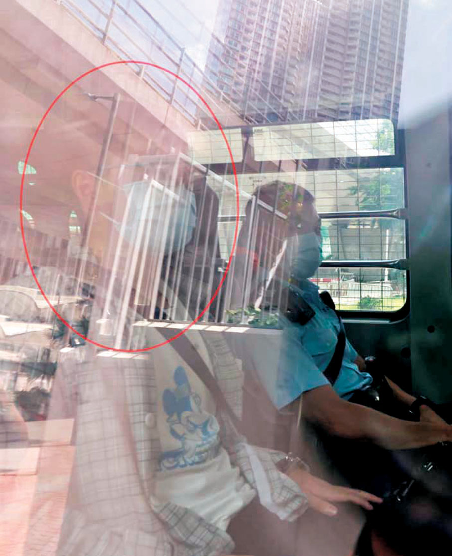 ●疑犯（紅圈）由警車押送到西九龍裁判法院提堂。香港文匯報記者劉友光  攝