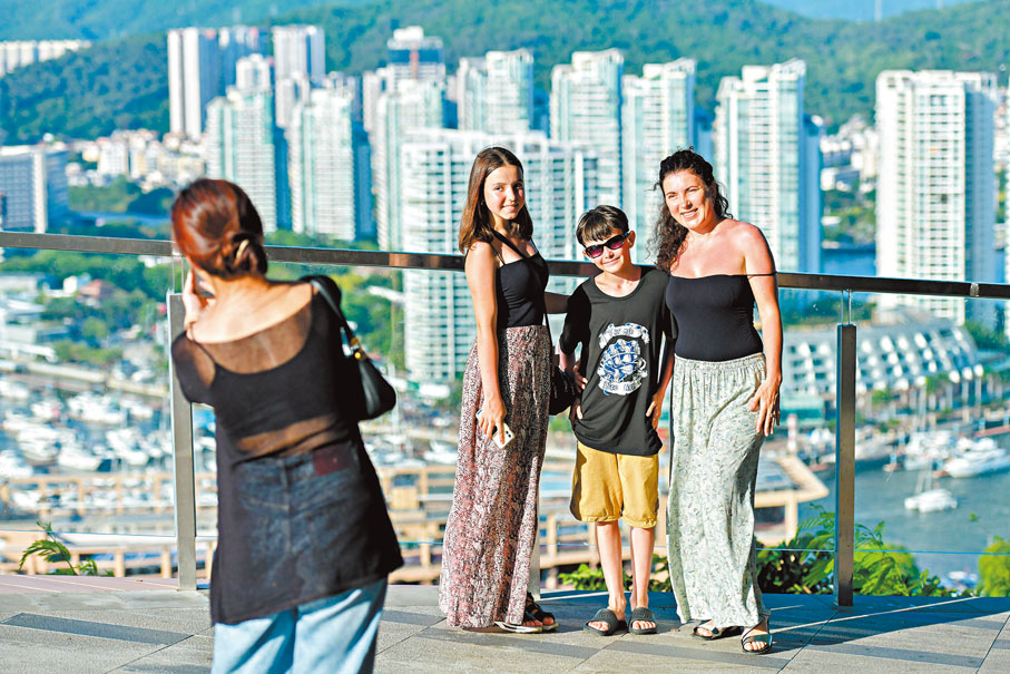 ●海南自貿港擁有全國最優的免簽政策，共85個國家可免簽入境海南。圖為6月7日，外籍遊客在三亞鹿回頭風景區遊玩。 資料圖片