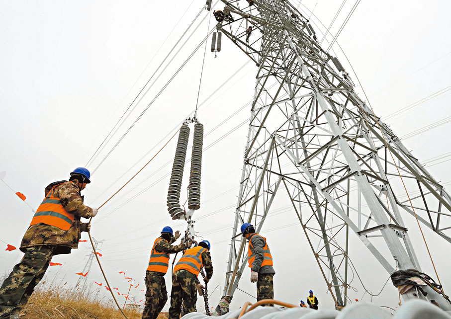●雅魯藏布江下游靠近中印緬孟經濟走廊，工程建成後可通過跨境電網向尼泊爾、孟加拉國等南亞國家輸出清潔能源。圖為國家電網建設變電工程。 資料圖片