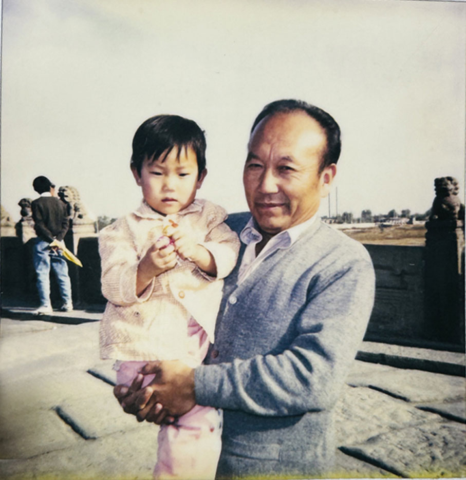 ●鄭然和爺爺鄭福來舊照，兩代「守橋人」共同講好抗戰故事。