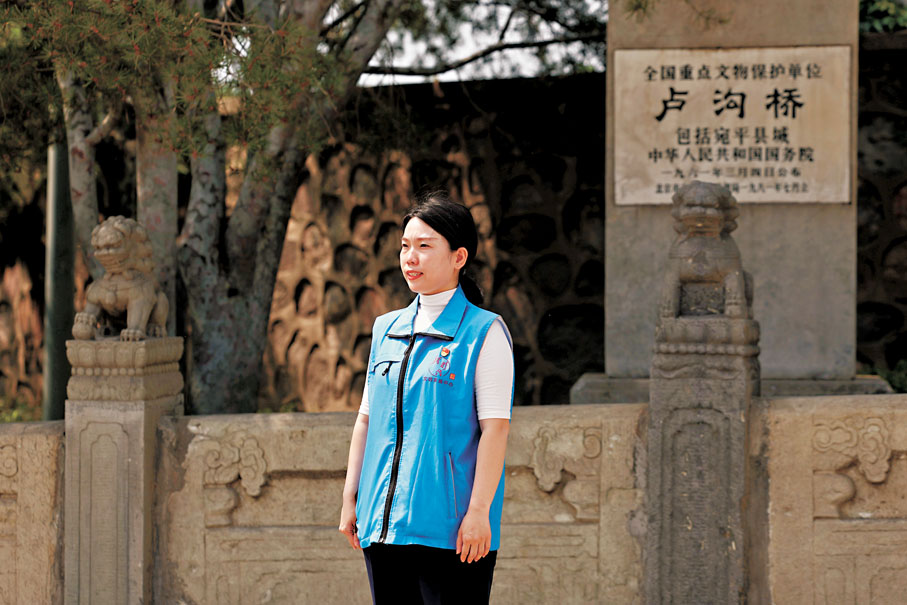 ●抗戰親歷者鄭福來的孫女鄭然去年接棒，開始在盧溝橋上作義務講解。   資料圖片