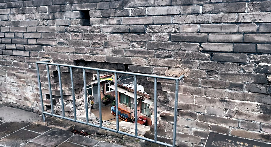 ●宛平城牆上的彈坑是抗戰的見證。香港文匯報記者李暢  攝