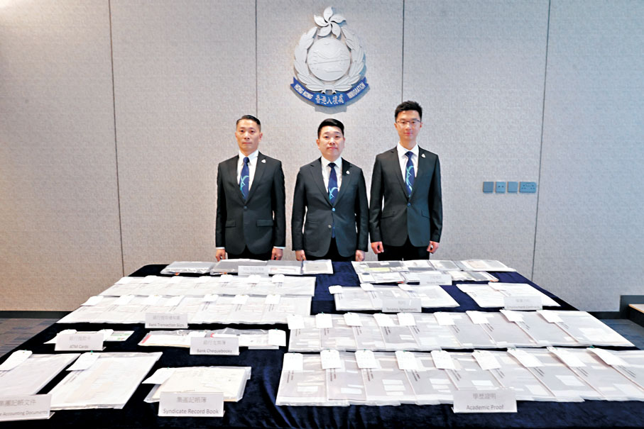 ●入境處展示行動中檢獲的大量證物。香港文匯報記者劉友光  攝