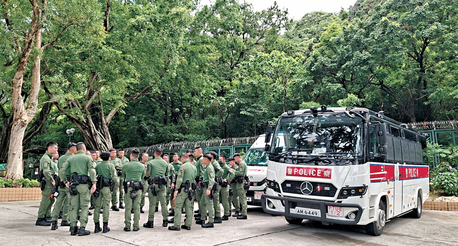 ●警方聯同消防及民安隊等逾200人昨日續在獅子山郊野公園搜索失蹤少女郭靄筠 。  香港文匯報記者鄧偉明  攝