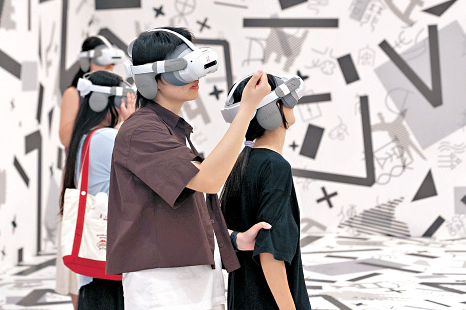 ●「了不起的甲骨文」香港展現場，觀眾正在體驗XR電影。