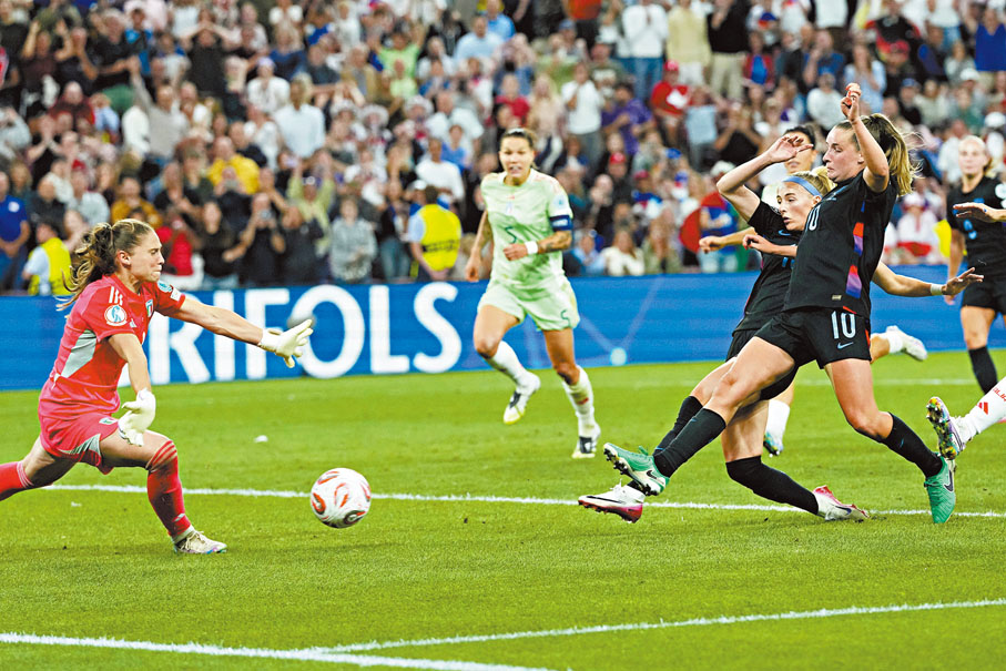 ●基莉（右二）替英女足奠勝。  美聯社