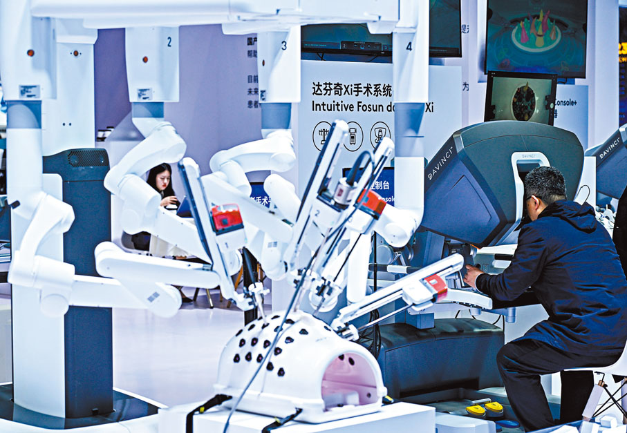 ●觀眾在2025中國醫學裝備展覽會體驗機器人手術系統。 資料圖片