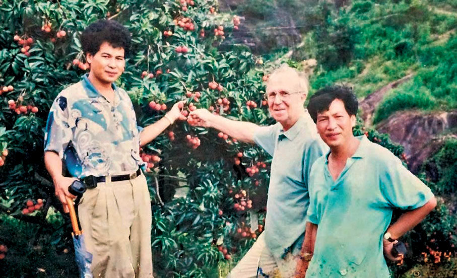 ●1994年，大棠荔枝園首次舉辦任摘任食荔枝，時任布政司鍾逸傑爵士（中）亦蒞臨採摘，在旁是梁福元（左）和梁新發（右）。 作者供圖