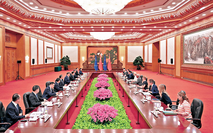 ●習近平在會晤歐盟領導人時強調，中歐都是國際社會中的「大個子」，我們要牢牢把握中歐關係發展的正確方向，一道努力開闢中歐關係更加光明的下一個50年，為世界提供更多穩定性和確定性。    新華社