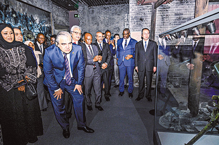 ●多位駐華外交官參觀抗戰主題展覽。新華社