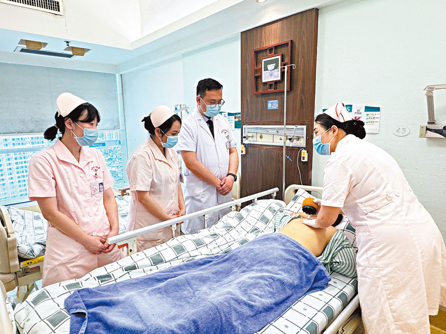 ●來自香港中醫醫院培訓/護士主任和護士們在了解中醫艾灸輔助理療。 香港文匯報記者盧靜怡  攝