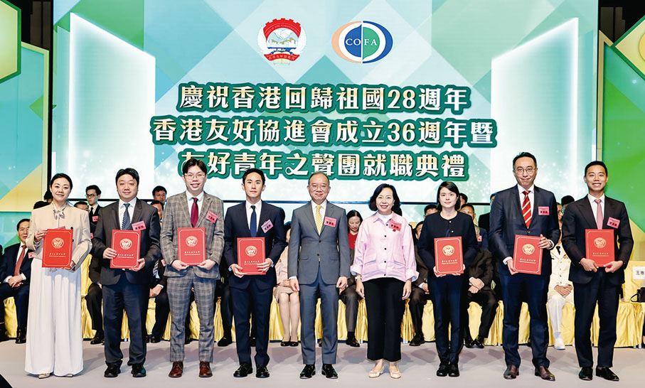 ●曾國衞局長、麥美娟局長向友好青年之聲團副團長、秘書長頒發委任狀。