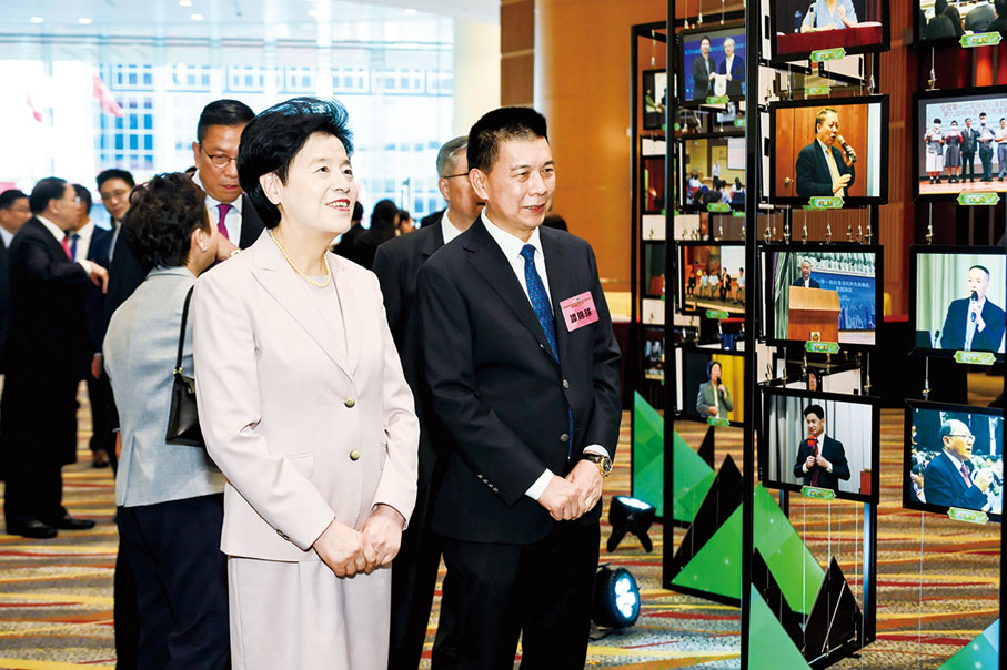 ●全國政協副主席咸輝參觀「進校園 講國情」圖片展。