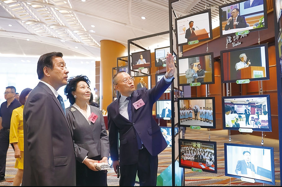 ●中華海外聯誼會副會長劉軍川參觀「進校園 講國情」圖片展。