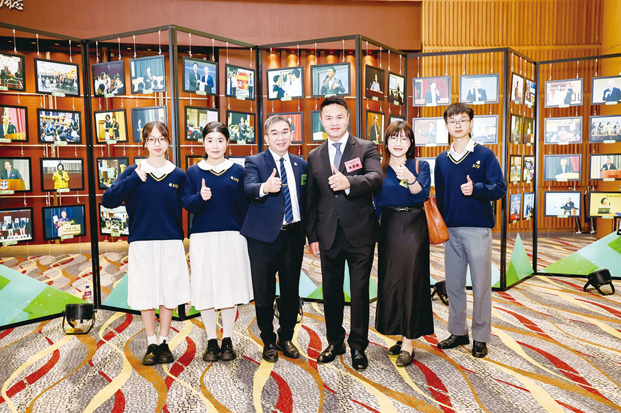 ●校長、師生與講者朱鼎健合影留念。