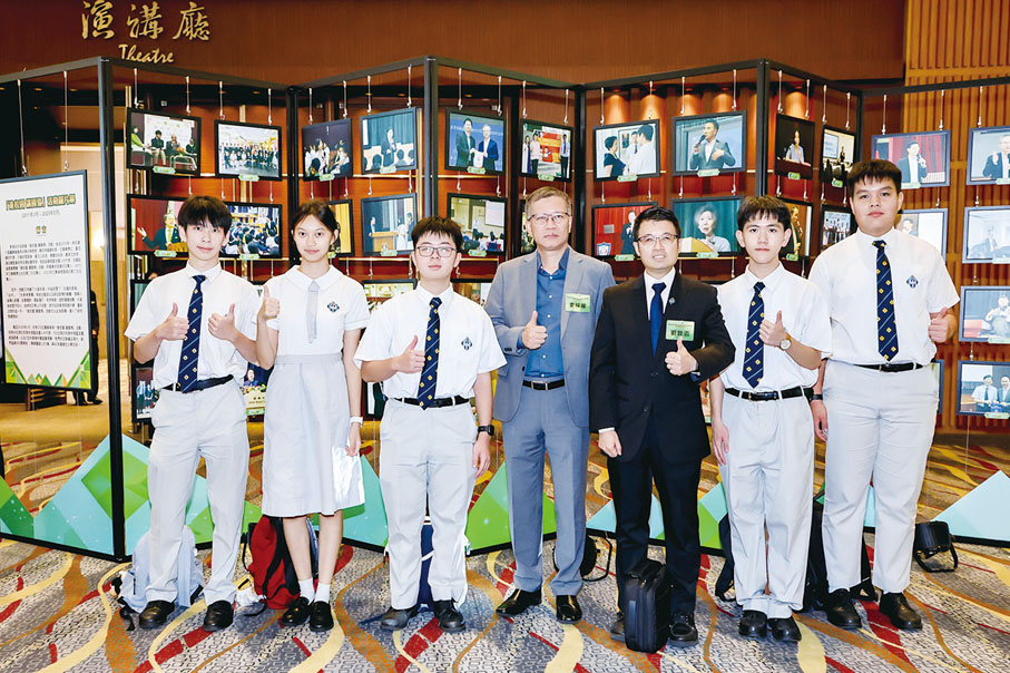 ●校長、師生參觀「進校園 講國情」圖片展。