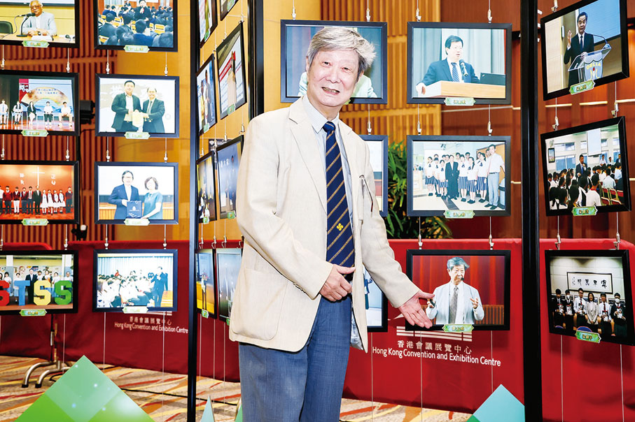 ●曹宏威與自己的講座照片合影。