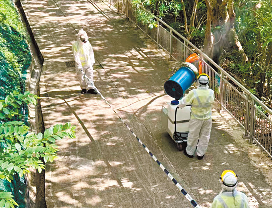 ●食環署人員以霧化方式進行防蚊滅蚊工作。