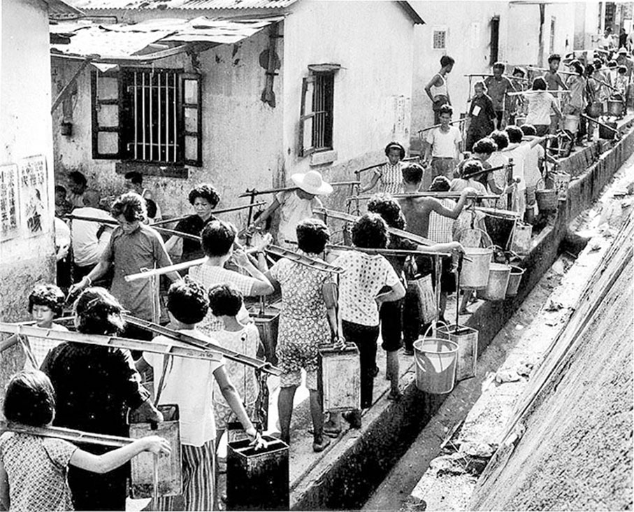 ●香港於1963年經歷嚴重旱災，每四天僅能供水四小時，市民叫苦連天。
