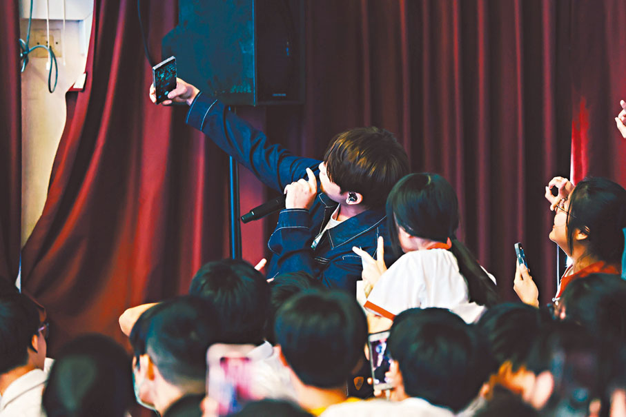 ●姜濤早前參與學校活動，大受學生歡迎。  資料圖片