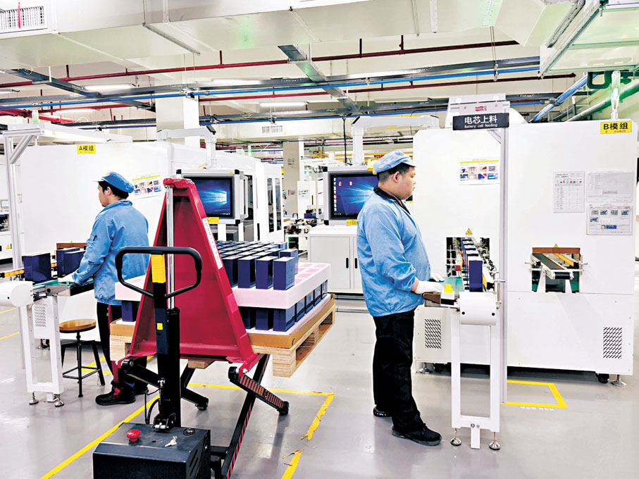 ●在監管部門政策引導下，福建銀行積極推動金融服務創新，為科創企業精準注入金融「活水」。圖為飛毛腿電池生產線。香港文匯報記者羅洪嘯  攝