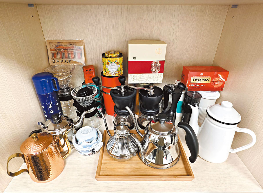 ●鄒芷茵辦公室內有各種咖啡器具。