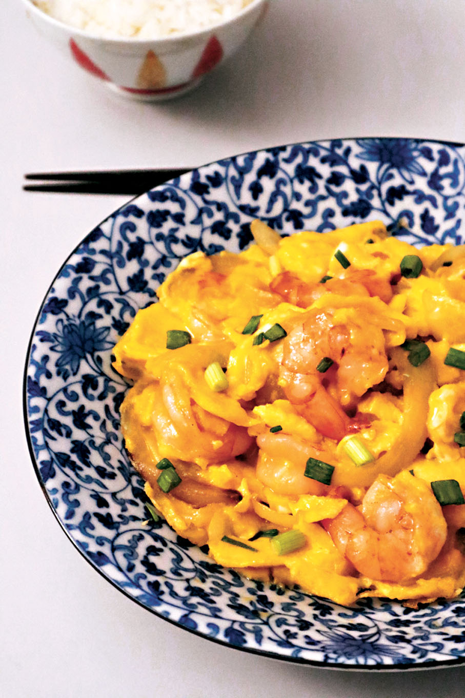 ●鄒芷茵炒製的洋葱蝦仁炒蛋。 作者供圖