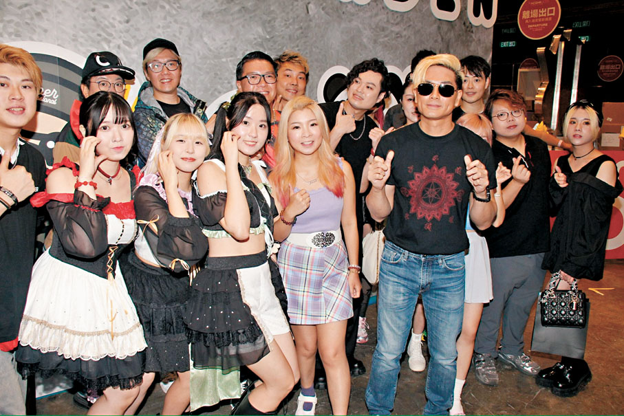 ●伍允龍與眾人合影留念。 達里  攝