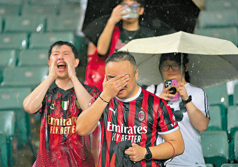 ●球迷冒雨觀操,場面頗為狼狽。香港文匯報記者郭正謙 攝