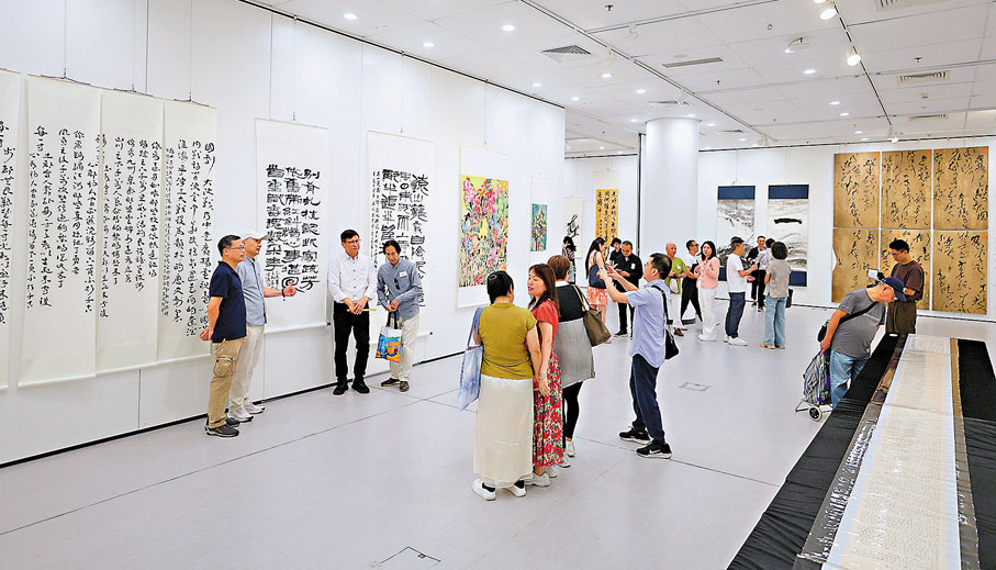 ●「書寫的力量」展覽匯聚60名家的百餘力作,吸引眾多觀眾入場觀賞。