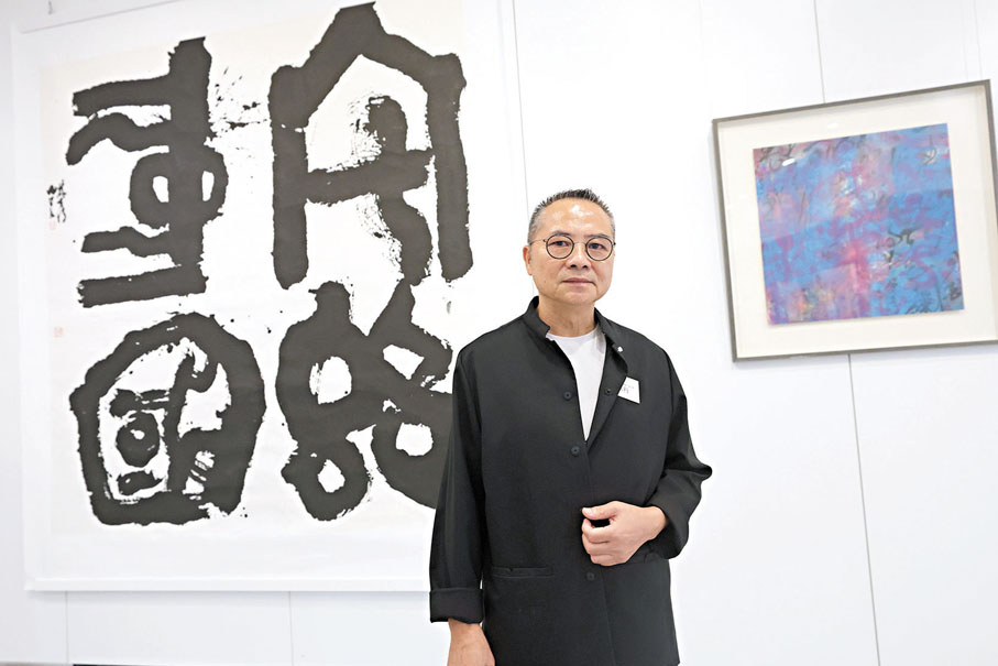 ●林天行本次展出兩幅作品《宅茲中國》(左)及《漢字起源(一)》。