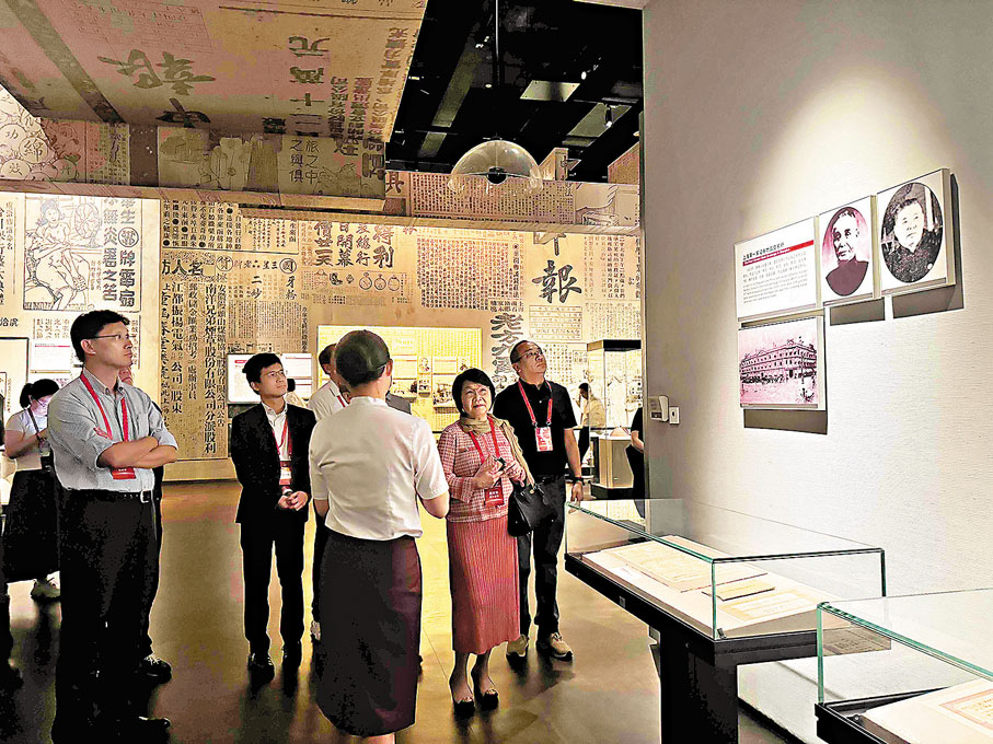 ●香港企業家參觀寧波幫博物館。香港文匯報記者連愍鈺 攝
