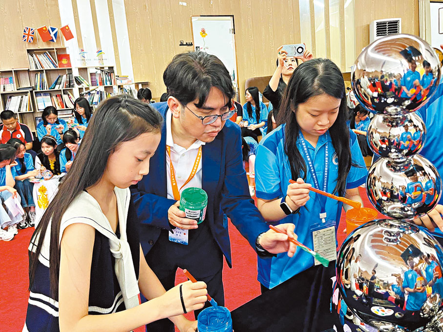 ●參訪團中學生團員與當地的中學生互動交流,並一同參與以東江水為主題的藝術裝置創作。