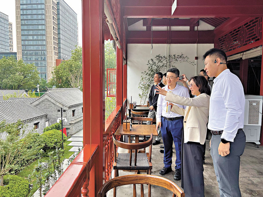 ●甯漢豪（右二）在北京考察市區更新項目，實地了解該片區改造如何達至新與舊的共融。