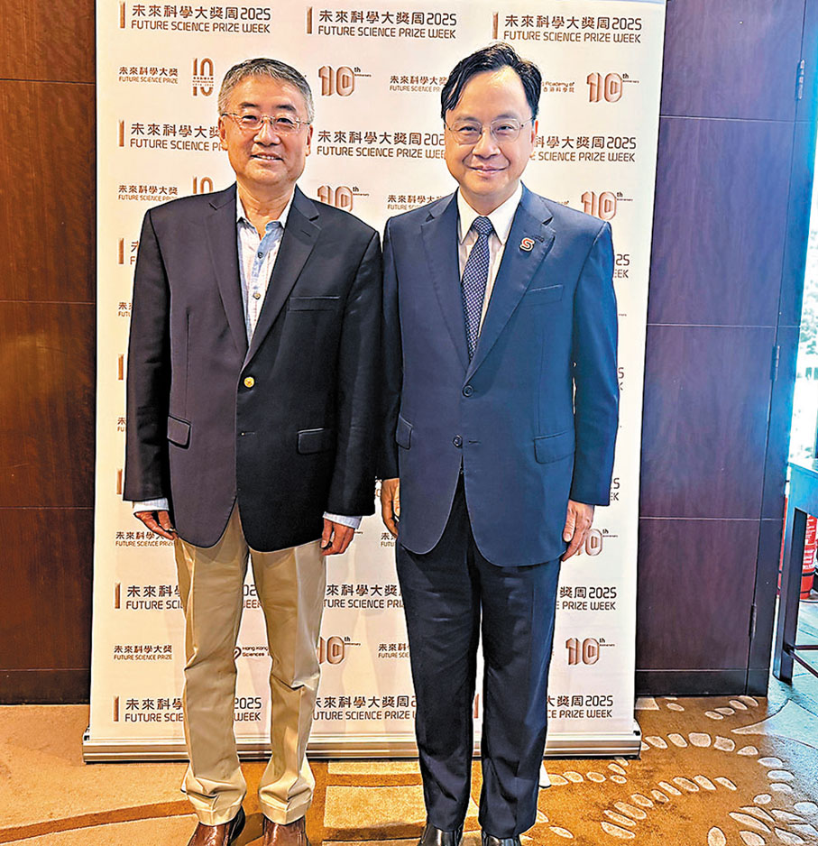 ●2025未來科學大獎捐贈人大會輪值主席王強(左)及香港科學院院長兼中大校長盧煜明(右)。香港文匯報記者楊盈盈 攝