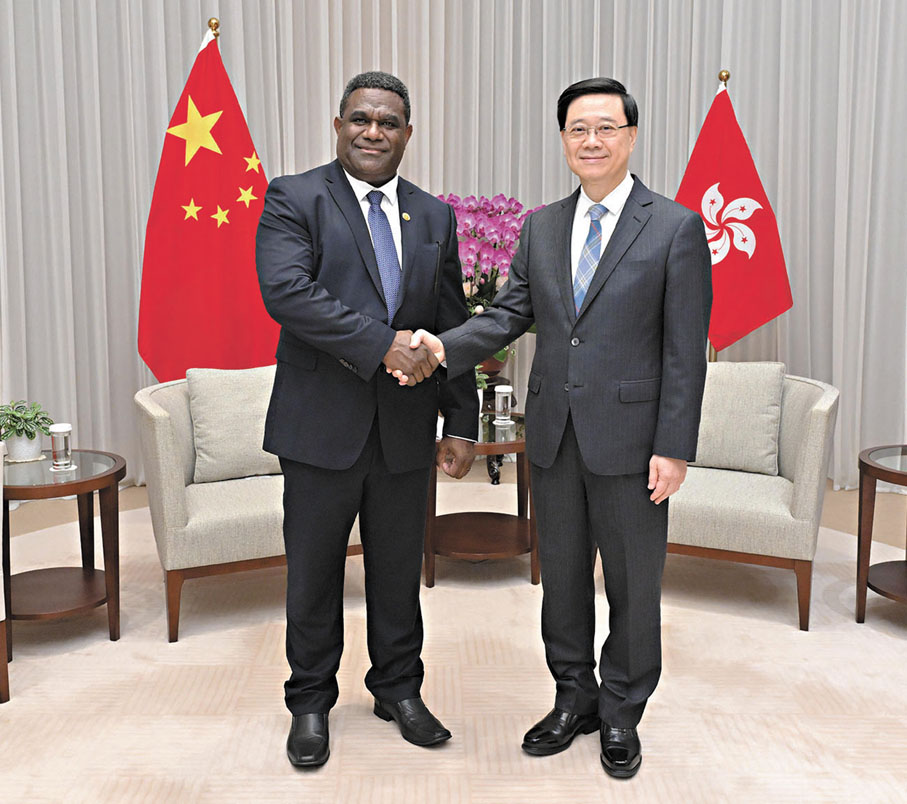 ● 行政長官李家超（右）昨與瓦努阿圖副總理兼財政部長約翰尼·科納坡會面。 政府新聞處圖片