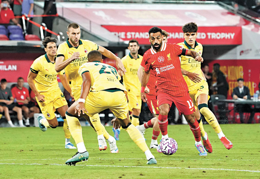 ●利物浦翼鋒穆罕默德沙拿（紅衫）盤球突破敵陣。香港文匯報記者張發兒 攝