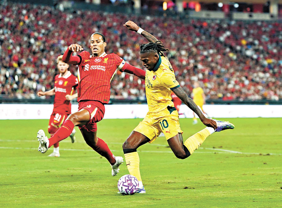 ●AC米蘭主將拉菲爾利亞奧（右）10分鐘先開紀錄。香港文匯報記者郭正謙 攝