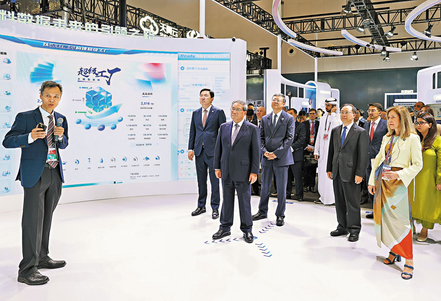 ●7月26日，國務院總理李強在上海出席2025世界人工智能大會暨人工智能全球治理高級別會議開幕式並致辭。這是開幕式後，李強同與會外方嘉賓、國際組織代表共同巡館。 新華社