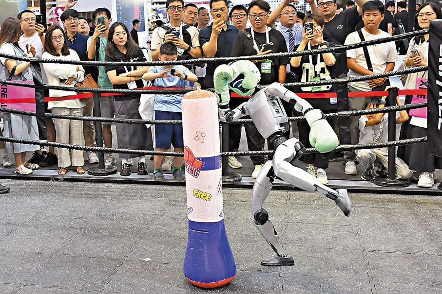 ●大會吸引了800餘家企業參展。圖為大會現場，人形機器人進行格鬥表演。 中新社