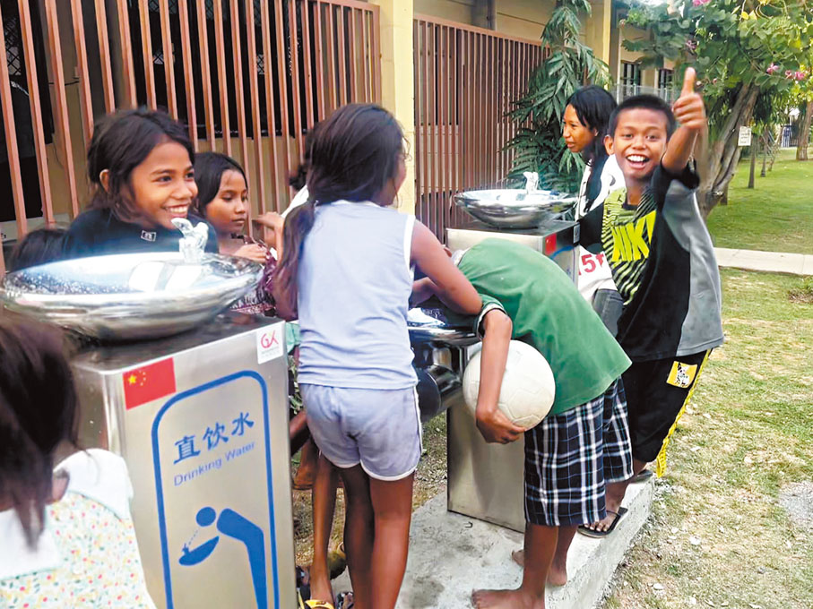 ●東帝汶小孩從基金會捐贈的水機飲用潔淨水。 受訪者供圖