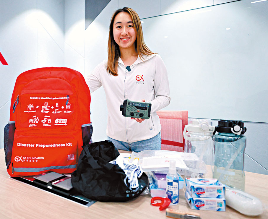 ●樂怡跟記者仔細講解備用物資包內各種物資的功能和背後考量，不少點子都是通過跟當地村民溝通得來。 香港文匯報記者北山彥  攝