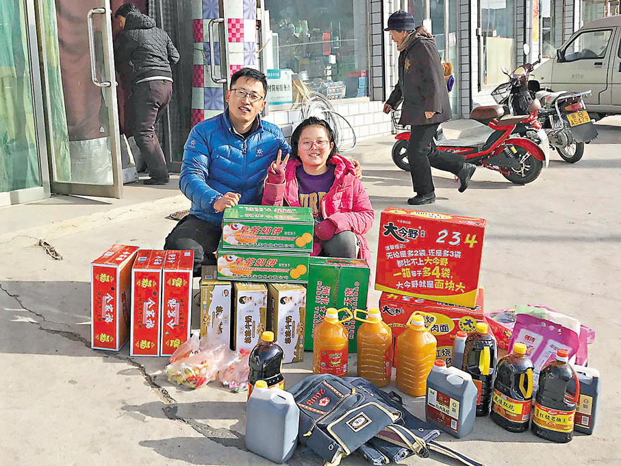 ●呂鳳霄給農村留守兒童送物資。