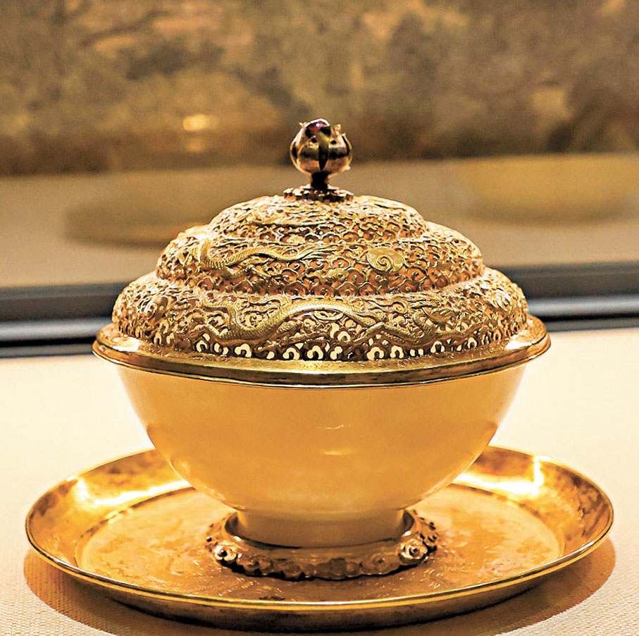 ●金蓋金托玉碗出自萬曆帝棺內西端北側，白玉製成。