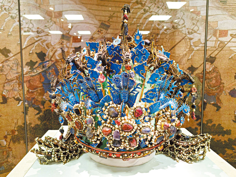 ●十二龍九鳳冠上現存寶石121塊，珍珠3,588顆，珊瑚珠18塊，冠總重2,595克。