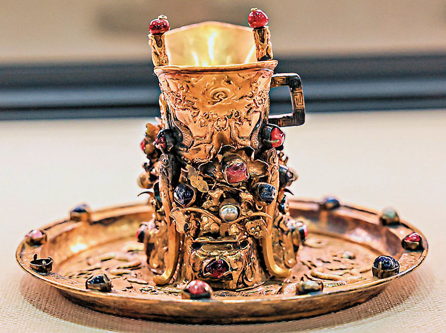 ●定陵共出土4件金爵，展出的這件爵深腹短尾，含金量95%。