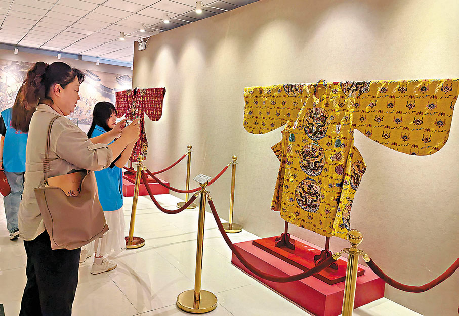 ●民眾在「印象大明 世遺華章」文物展觀展。